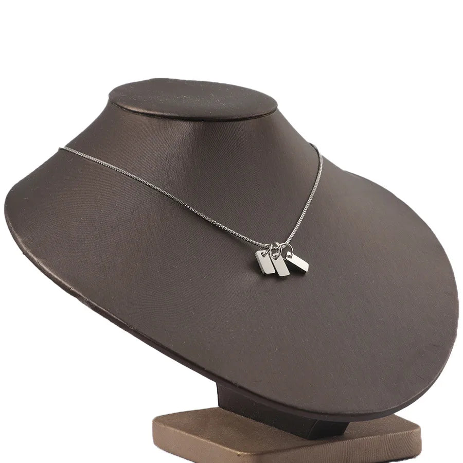 Collar con colgante rectangular de acero y titanio 3 rectangulos