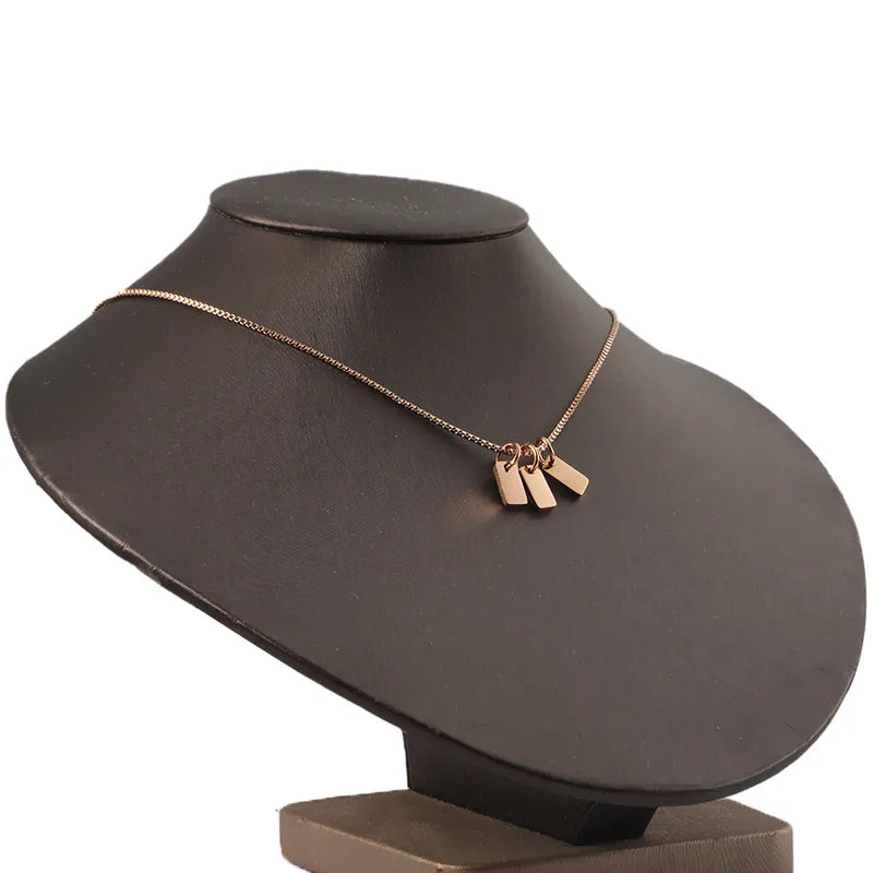 Collar con colgante rectangular de acero y titanio 3 rectangulos